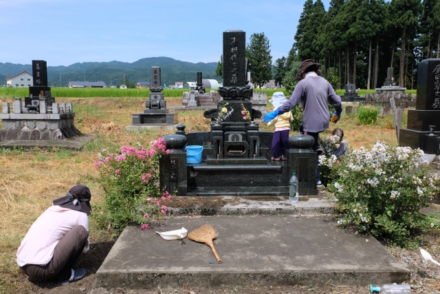 【草むしり】お墓お掃除をするなら草むしりもしよう！